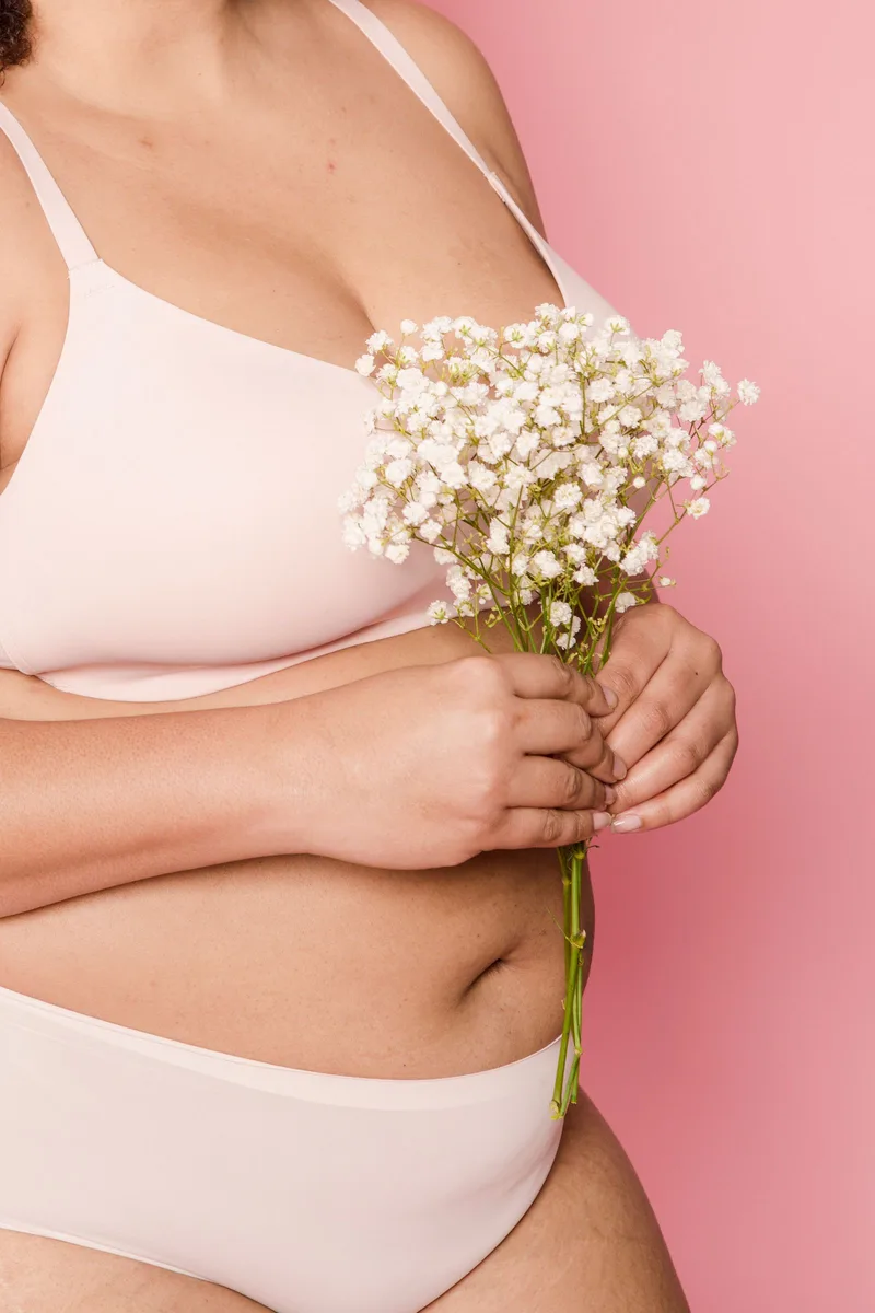 Woman holding a bouquet of white flowers